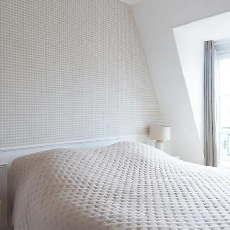 Lovely Cocoon With A Pleasant View Of Sacre-coeur