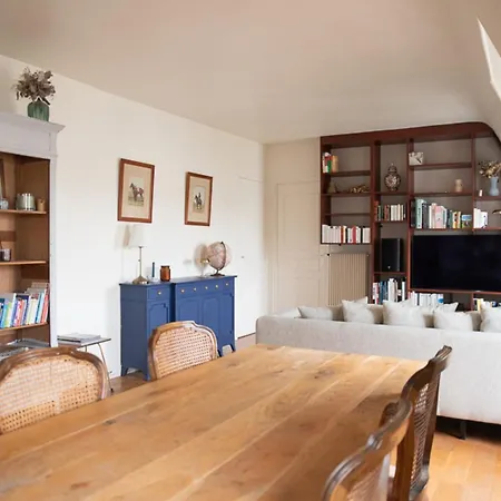 Lovely Cocoon With A Pleasant View Of Sacre-coeur Parigi